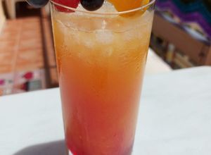 Foto principal de Cóctel Tequila Sunrise🍊🍓