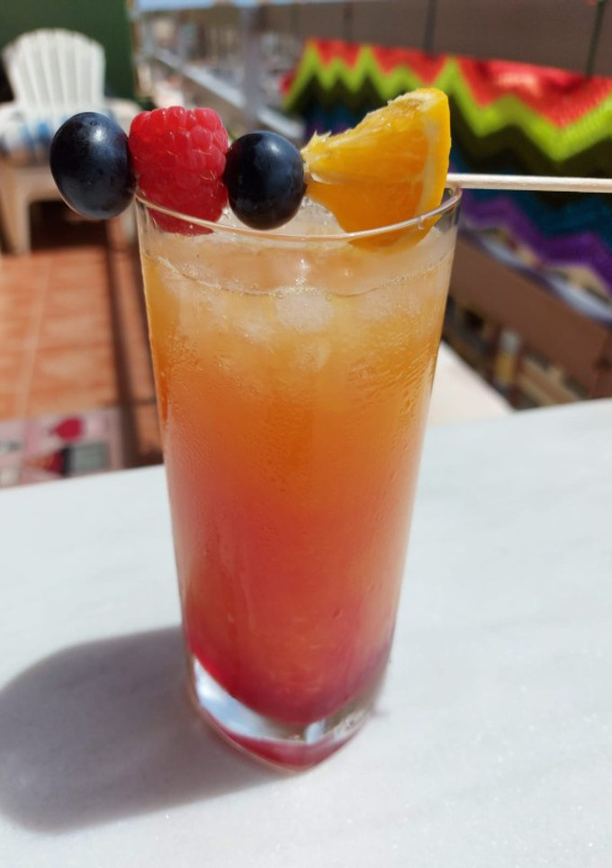 Una foto de Cóctel Tequila Sunrise🍊🍓