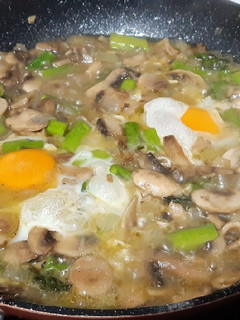 Una foto de Huevos con champiñones y trigueros