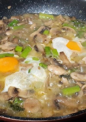 Una foto de Huevos con champiñones y trigueros