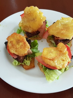 Una foto de Mini churrasco de patacones....🇨🇱🇩🇴
