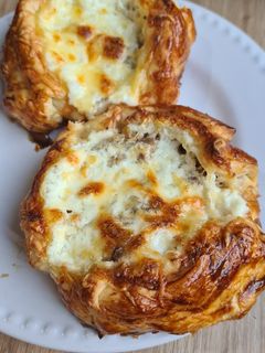 Une photo de Feuilletés aux champignons, crème et fromage