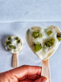 Una foto de 🍭PIRULETAS DE YOGUR CONGELADO CON KIWI🍭