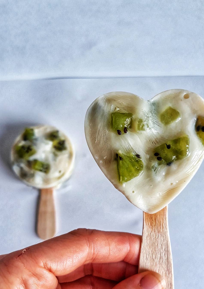 Una foto de 🍭PIRULETAS DE YOGUR CONGELADO CON KIWI🍭
