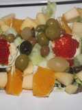 Cenando con frutas y caviar rojo