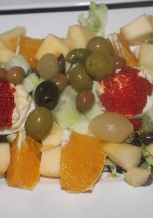 Una foto de Cenando con frutas y caviar rojo