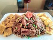 Una foto de arroz con chancho peruano