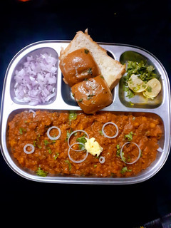 पाव भाजी स्ट्रीट स्टाइल (pav bhaji street style recipe in Hindi) रेसिपी मुख्य फोटो