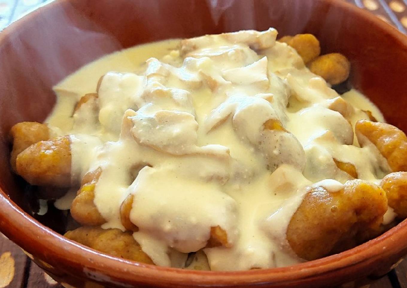 Ñoquis integrales de calabaza con salsa de queso y champiñones