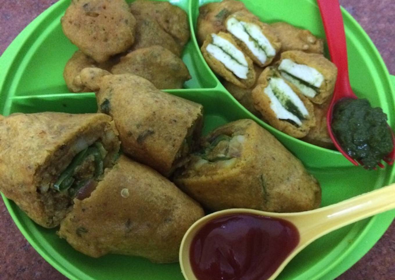 Mix fritters platter <br />Mirch bada, paneer sandwich and potato fritters