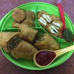 A picture of Mix fritters platterMirch bada, paneer sandwich and potato fritters.