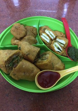 A picture of Mix fritters platterMirch bada, paneer sandwich and potato fritters.