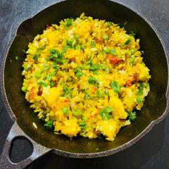 A picture of Aloo Matar Chatpata Poha (Flattened rice with peas and potatoes).