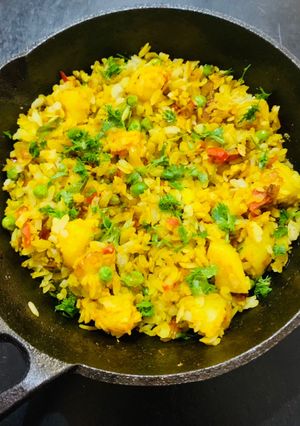 A picture of Aloo Matar Chatpata Poha (Flattened rice with peas and potatoes).