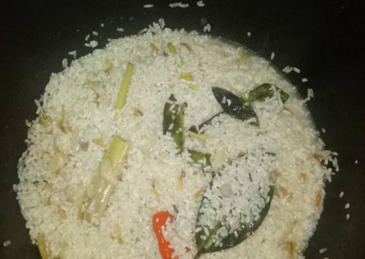 Nasi liwet rice cooker tanpa santan, tetap gurih dan enak π