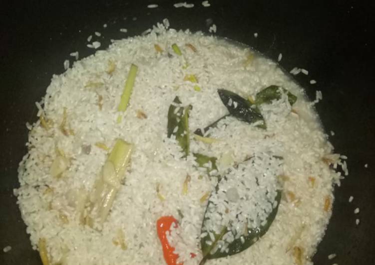 Bagaimana Membuat Nasi liwet rice cooker tanpa santan, tetap gurih dan enak 😍 Enak Banget