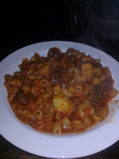 Una foto de Guiso de carne y fideos coditos