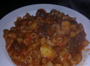 Una foto de Guiso de carne y fideos coditos