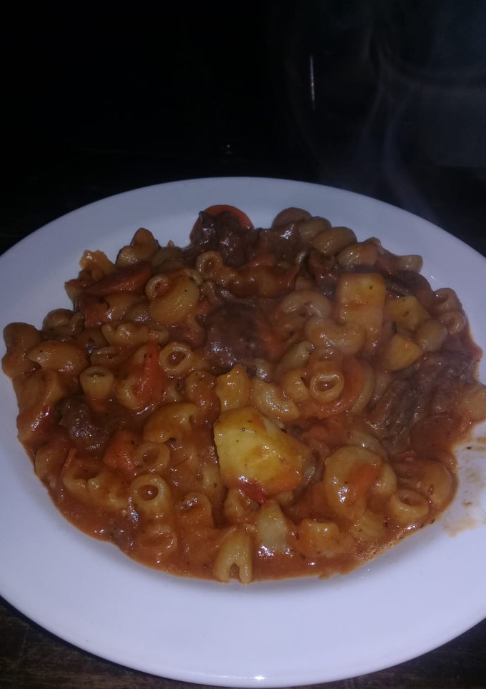 Una foto de Guiso de carne y fideos coditos