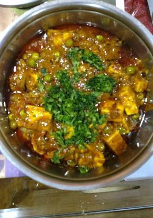 A picture of Malai mutter paneer.