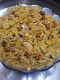Spicy garlic puffed rice mixture