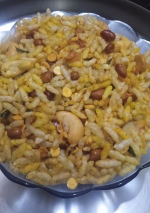 A picture of Spicy garlic puffed rice mixture.