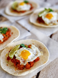 Una foto de Tacos de carne de chorizo y huevo de codorniz