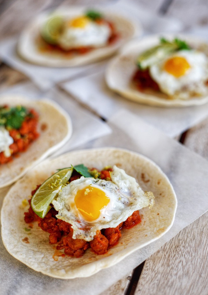 Una foto de Tacos de carne de chorizo y huevo de codorniz