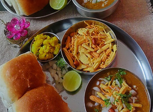 A picture of Misal Pav.