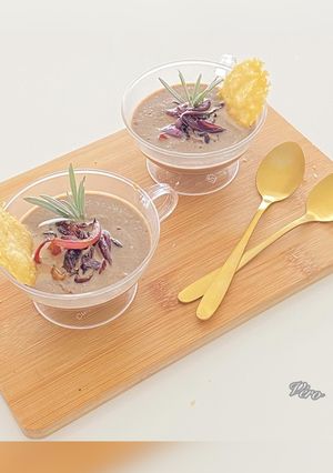 Une photo de Verrine aux champignons et aux oignons caramélisés