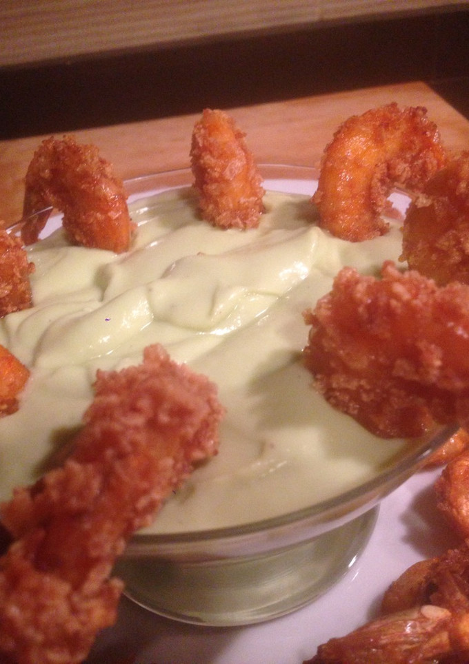 Una foto de Langostinos Panko con velouté de aguacate y manzana