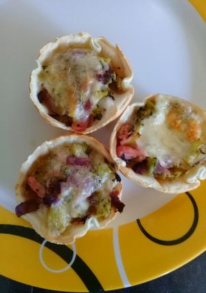 Una foto de Canastitas de brócoli, cebolla, jamón y queso🕭