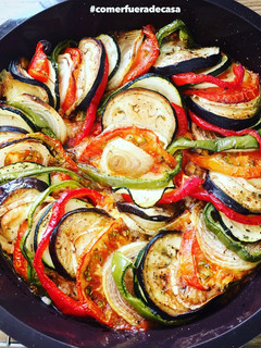 Una foto de Ratatouille con queso