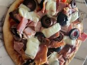 Una foto de pizza con jamón serrano