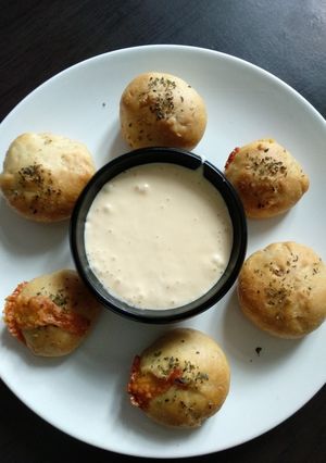 Una foto de Pancitos caseros relleno de mozzarella con orégano