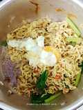 Mie goreng telur setengah matang