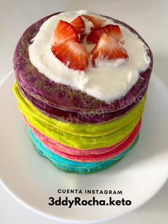 Una foto de Hotcakes keto arcoíris