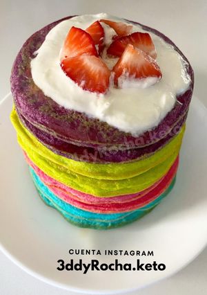 Una foto de Hotcakes keto arcoíris