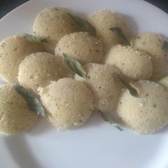 A picture of Rava idli.