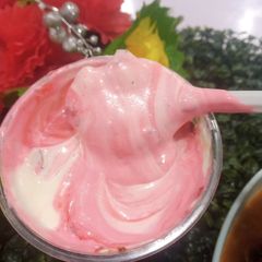 A picture of Strawberry youghut.