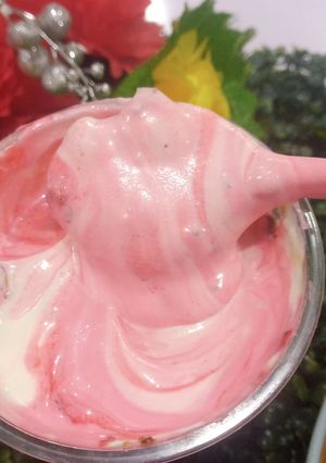 A picture of Strawberry youghut.