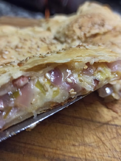 Una foto de Tarta de cebolla, puerro y queso
