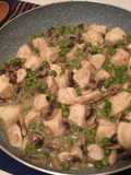 Bocconcini di pollo cremosi con funghi e piselli