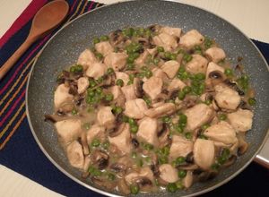 Foto di Bocconcini di pollo cremosi con funghi e piselli