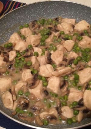Foto di Bocconcini di pollo cremosi con funghi e piselli