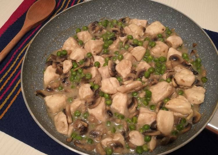 Bocconcini di pollo cremosi con funghi e piselli