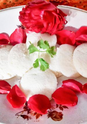 सफेद इडली (safed idli recipe in Hindi) रेसिपी मुख्य फोटो