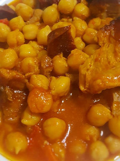 Una foto de Potaje de pollo y garbanzos en olla rápida