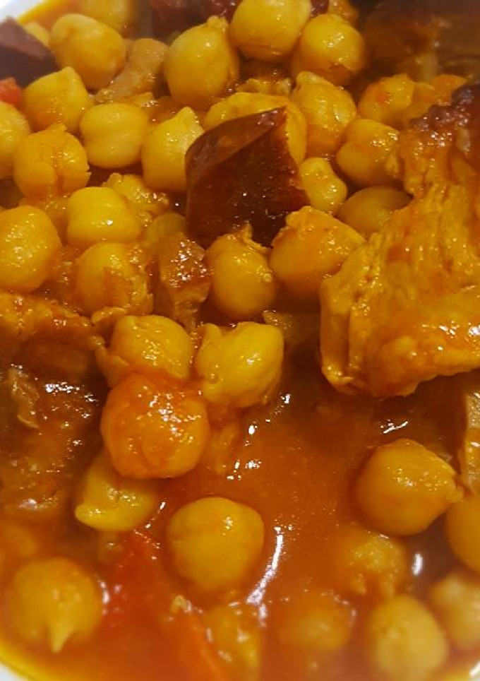 Una foto de Potaje de pollo y garbanzos en olla rápida