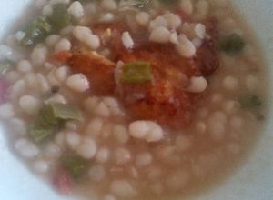Una foto de Guisado de frijol blanco con pescado envuelto